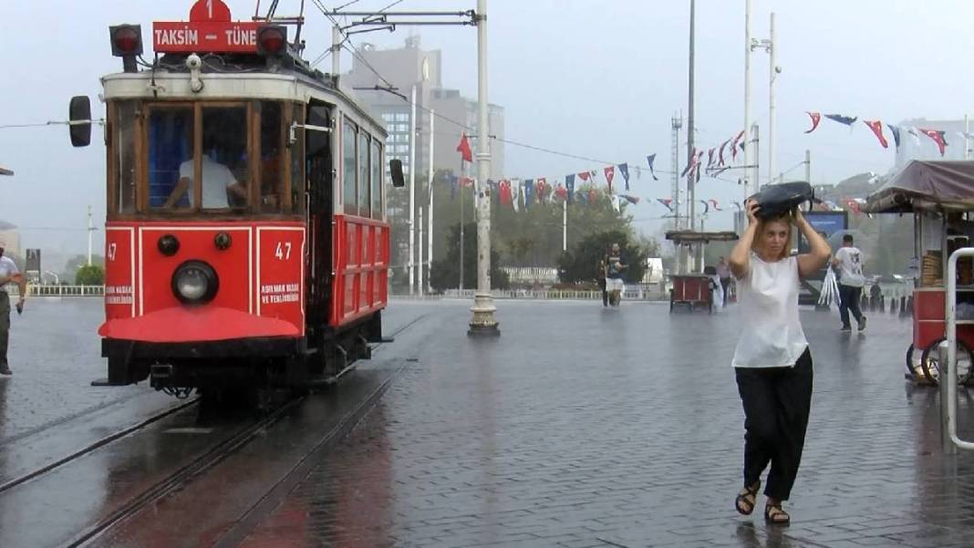 İstanbul sağanak yağışa teslim! Gündüz geceye döndü 3